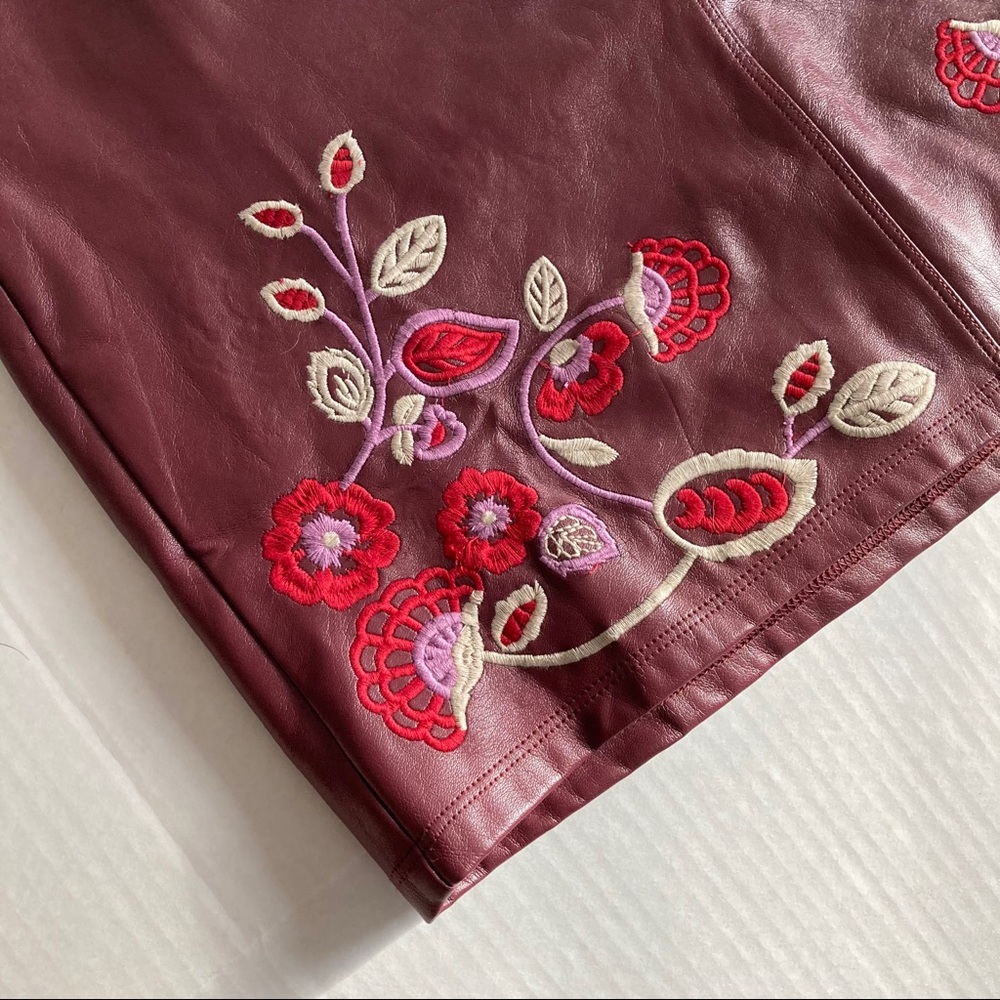 RJC | EMBROIDERED FAUX LEATHER MINI SKIRT | M - Picture 5 of 16